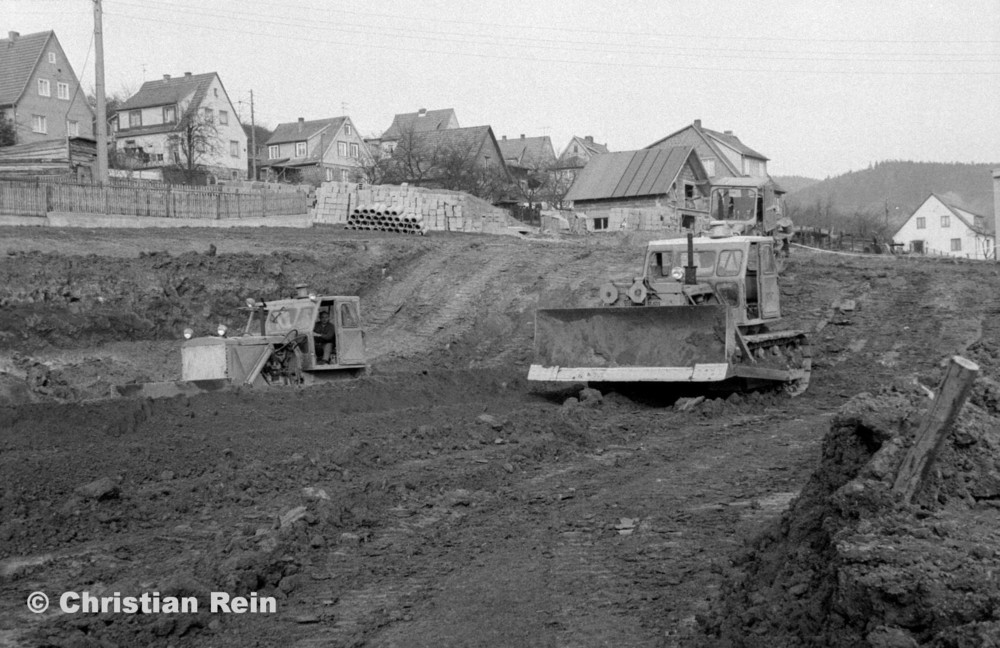 h-sw-069-43-Film2-3 Planierraupen(2xT100,1xS651) beim Ausschachten für Kinderkrippenbau Samstag 28.03.81-46.jpg