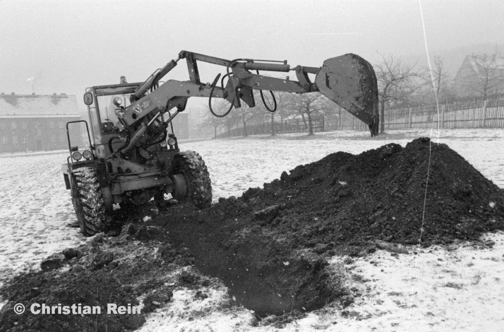 h-sw-069-35-Film2-Erste Löcher für den Kinderkrippenbau hinter der Sporthalle durch Hans Skorupa mit Lader UN 050 Samstag 14.02.81-06.jpg