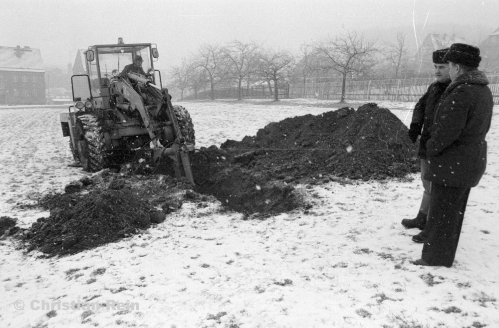 h-sw-069-35-Film2-Erste Löcher für den Kinderkrippenbau hinter der Sporthalle durch Hans Skorupa mit Lader UN 050 Samstag 14.02.81-02.jpg