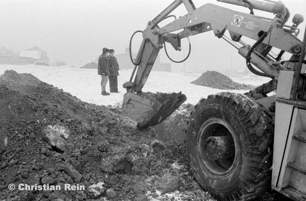 h-sw-069-35-Film2-Erste Löcher für den Kinderkrippenbau hinter der Sporthalle durch Hans Skorupa mit Lader UN 050 Samstag 14.02.81-14.jpg