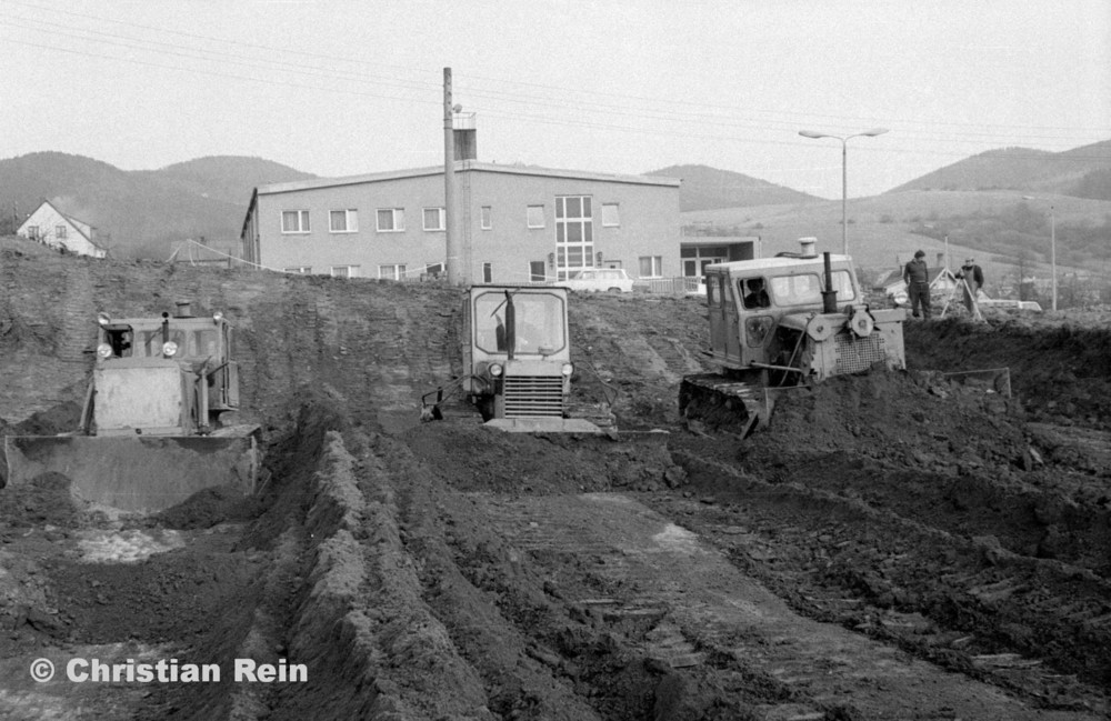 h-sw-069-43-Film2-3 Planierraupen(2xT100,1xS651) beim Ausschachten für Kinderkrippenbau Samstag 28.03.81-56.jpg