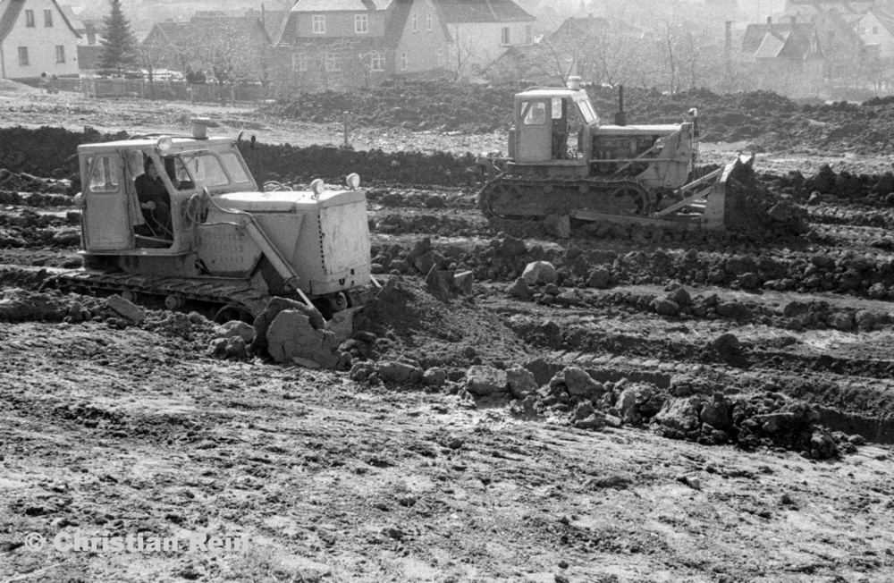 h-sw-069-43-Film2-3 Planierraupen(2xT100,1xS651) beim Ausschachten für Kinderkrippenbau Samstag 28.03.81-32.jpg