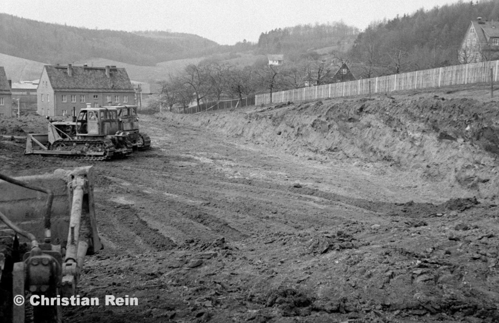 h-sw-069-43-Film2-3 Planierraupen(2xT100,1xS651) beim Ausschachten für Kinderkrippenbau Samstag 28.03.81-70.jpg