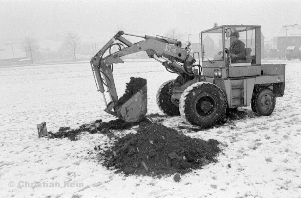 h-sw-069-35-Film2-Erste Löcher für den Kinderkrippenbau hinter der Sporthalle durch Hans Skorupa mit Lader UN 050 Samstag 14.02.81-32.jpg