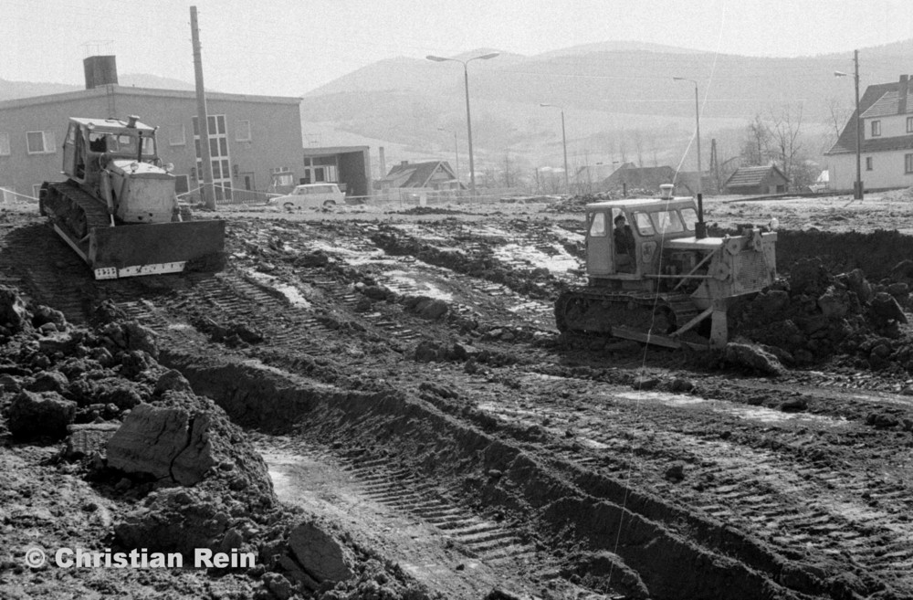 h-sw-069-43-Film2-3 Planierraupen(2xT100,1xS651) beim Ausschachten für Kinderkrippenbau Samstag 28.03.81-28.jpg