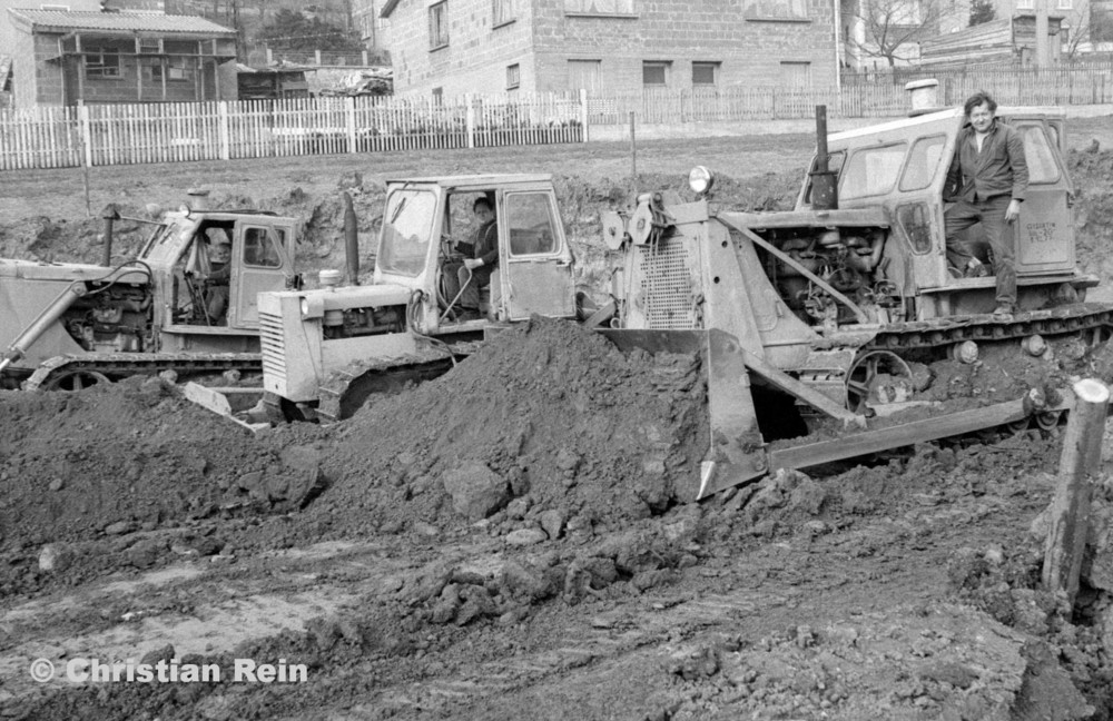 h-sw-069-43-Film2-3 Planierraupen(2xT100,1xS651) beim Ausschachten für Kinderkrippenbau Samstag 28.03.81-60.jpg