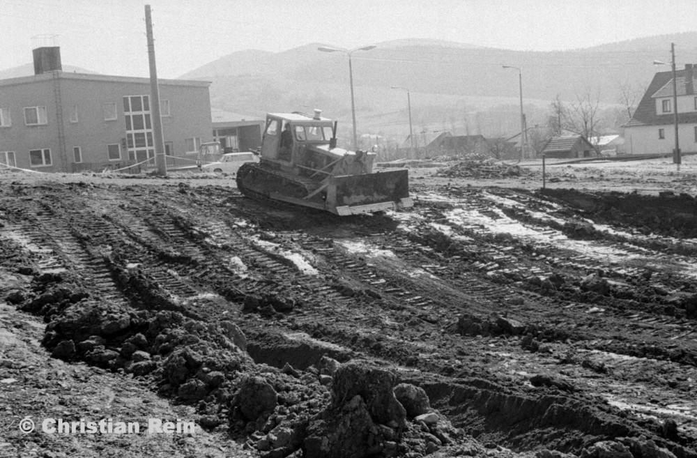 h-sw-069-43-Film2-3 Planierraupen(2xT100,1xS651) beim Ausschachten für Kinderkrippenbau Samstag 28.03.81-26.jpg