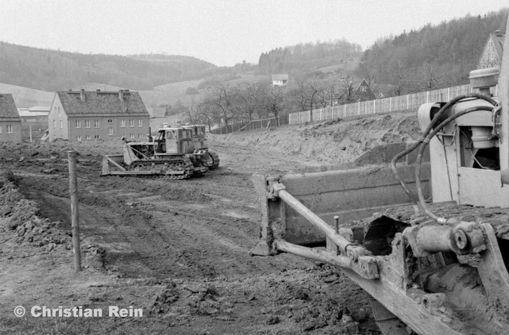 h-sw-069-43-Film2-3 Planierraupen(2xT100,1xS651) beim Ausschachten für Kinderkrippenbau Samstag 28.03.81-68.jpg