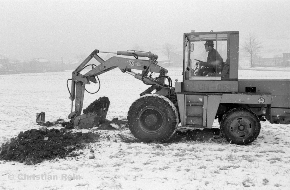 h-sw-069-35-Film2-Erste Löcher für den Kinderkrippenbau hinter der Sporthalle durch Hans Skorupa mit Lader UN 050 Samstag 14.02.81-30.jpg