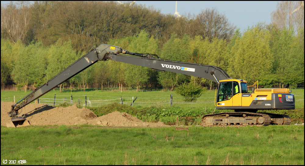 Volvo_EC250DLR_Longreach.thumb.jpg.c7d8cab3bdcf8d8f91ec1eba93fdf141.jpg