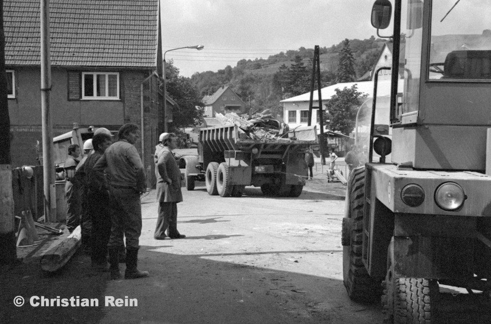 h-sw-070-17-Film1-Abbruch des Hauses von Kurt Otto in der Engstelle Trusen Samstag 30.05.81-58.jpg