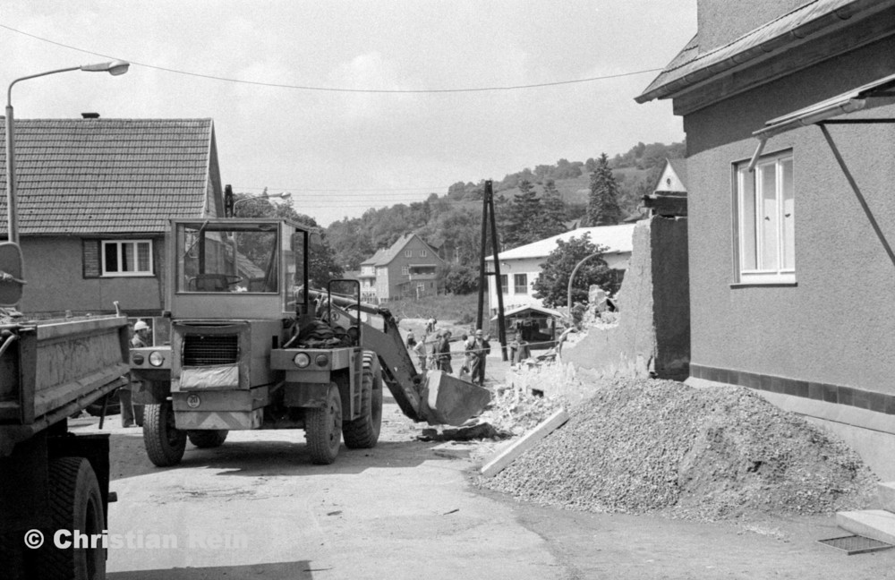 h-sw-070-17-Film1-Abbruch des Hauses von Kurt Otto in der Engstelle Trusen Samstag 30.05.81-56.jpg