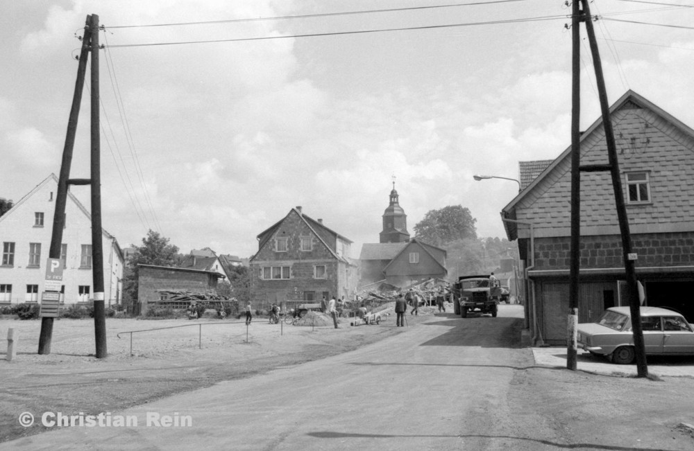 h-sw-070-16-Film2-Abbruch des Hauses von Kurt Otto in der Engstelle Trusen Samstag 30.05.81-12.jpg