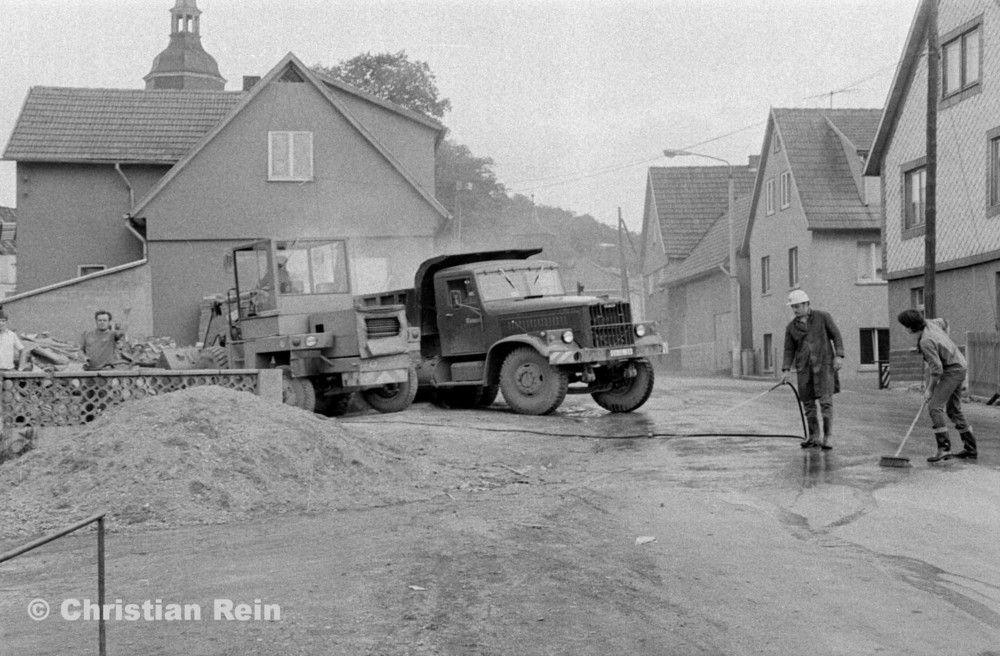 h-sw-070-17-Film1-Abbruch des Hauses von Kurt Otto in der Engstelle Trusen Samstag 30.05.81-66.jpg