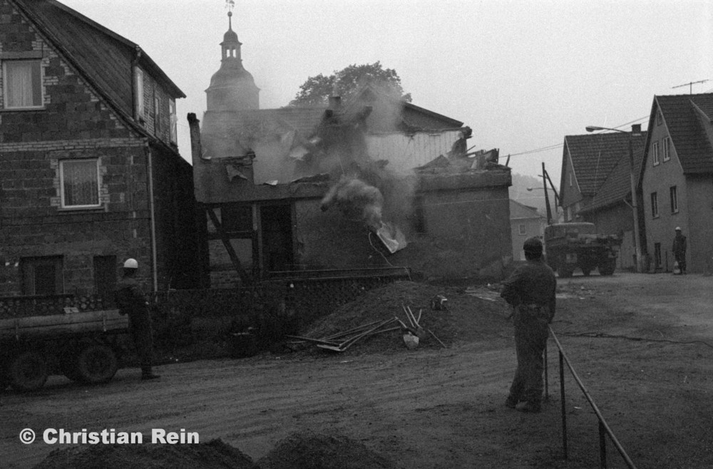 h-sw-070-17-Film1-Abbruch des Hauses von Kurt Otto in der Engstelle Trusen Samstag 30.05.81-50.jpg