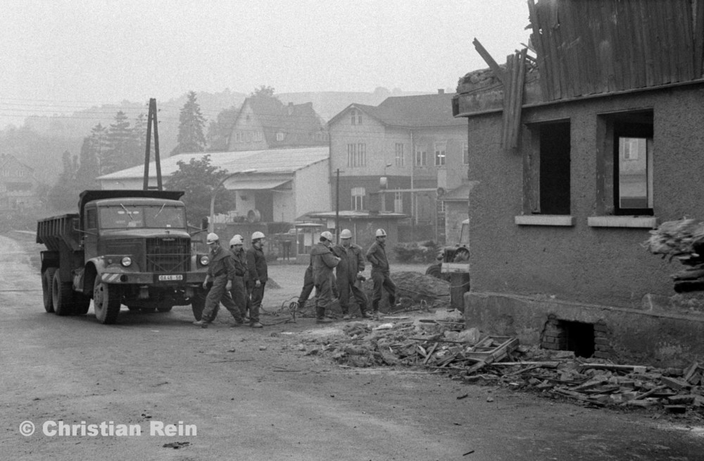 h-sw-070-17-Film1-Abbruch des Hauses von Kurt Otto in der Engstelle Trusen Samstag 30.05.81-54.jpg