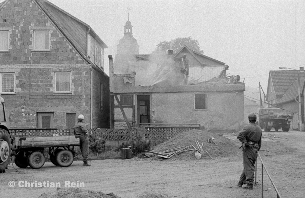 h-sw-070-17-Film1-Abbruch des Hauses von Kurt Otto in der Engstelle Trusen Samstag 30.05.81-48.jpg