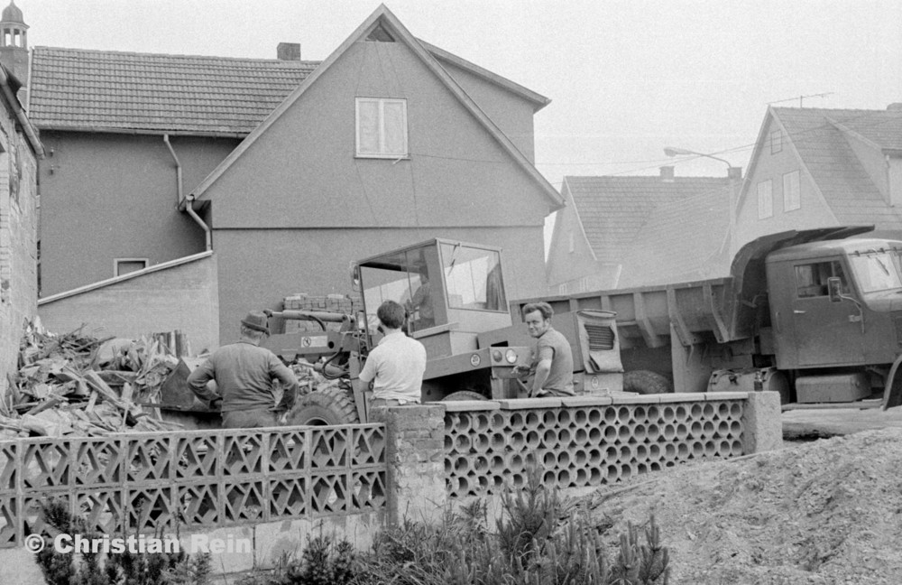 h-sw-070-17-Film1-Abbruch des Hauses von Kurt Otto in der Engstelle Trusen Samstag 30.05.81-68.jpg