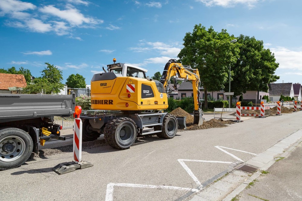 liebherr-compact-wheeled-excavator-a912-compact-300dpi (1920).jpg