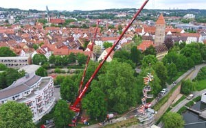 Mehr Informationen zu "Liebherr-Mobilkrane montieren Denkmal"