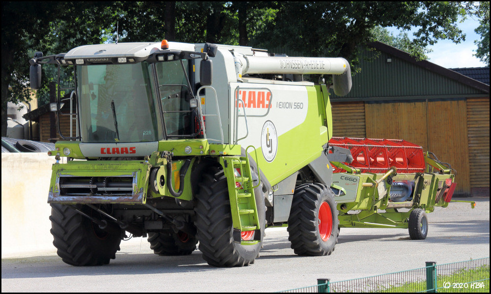 Claas_Lexion_560.thumb.jpg.9a08acdeed75e442fb6b4669527f61c6.jpg