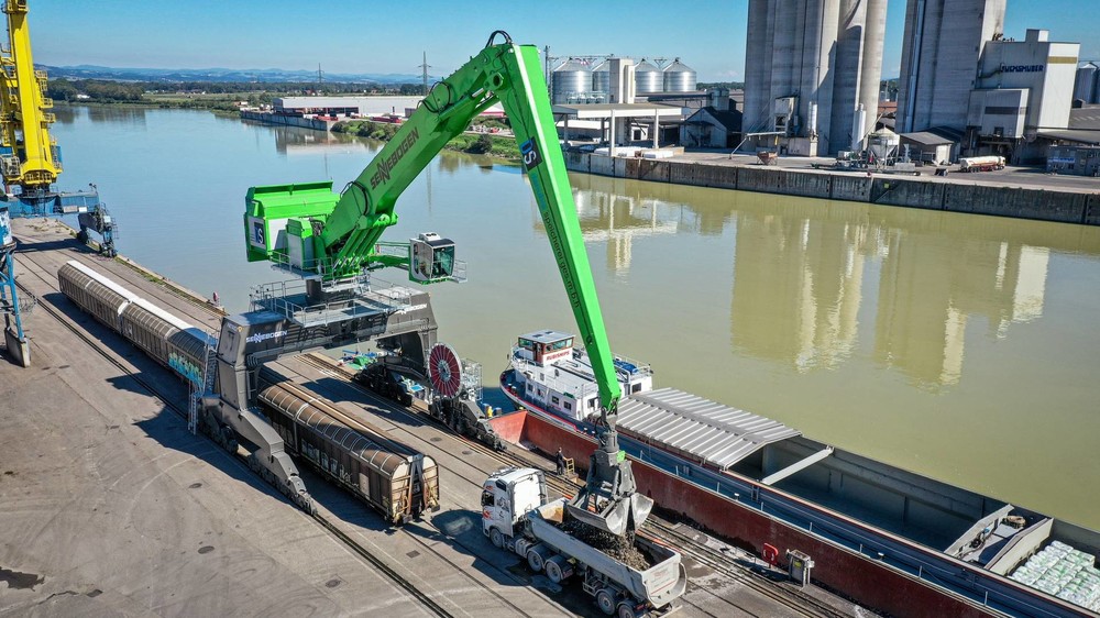 SENNEBOGEN_895_Hafengigant_OEsterreich_Giant_Port_Machine_Austria__2_ (1920).jpg