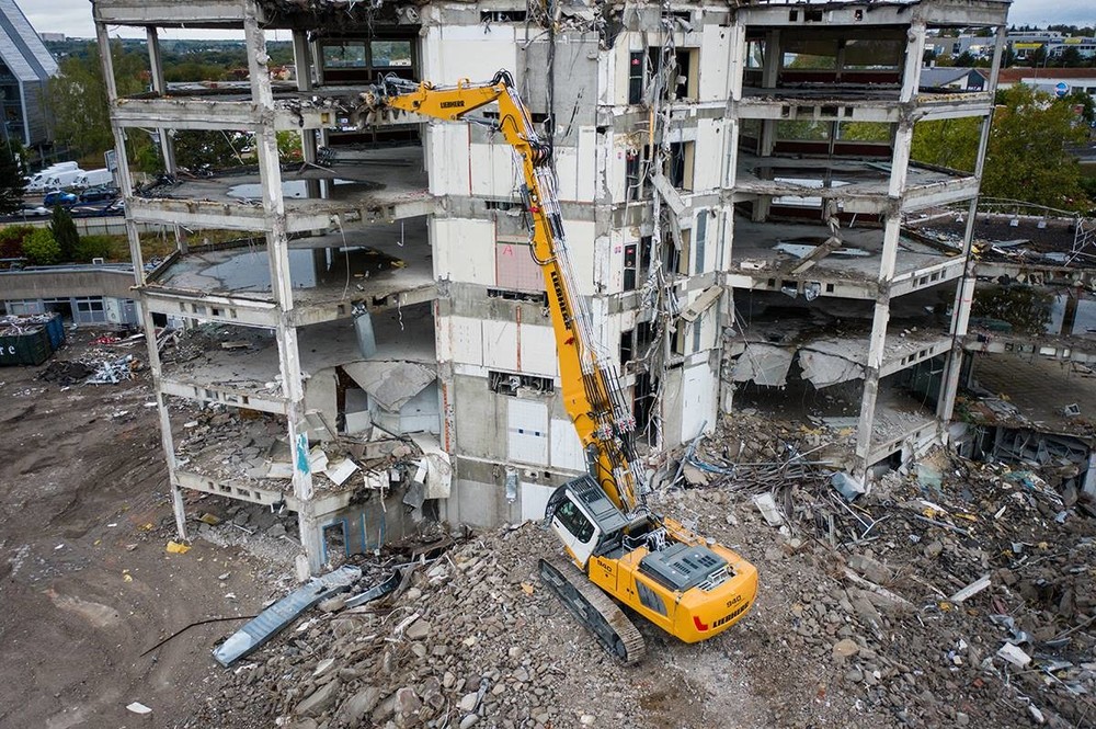 liebherr-r-940-demolition-1-300dpi (1920).jpg