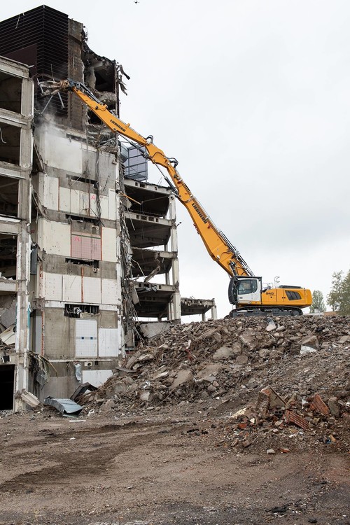 liebherr-r-940-demolition-2-300dpi (1920).jpg