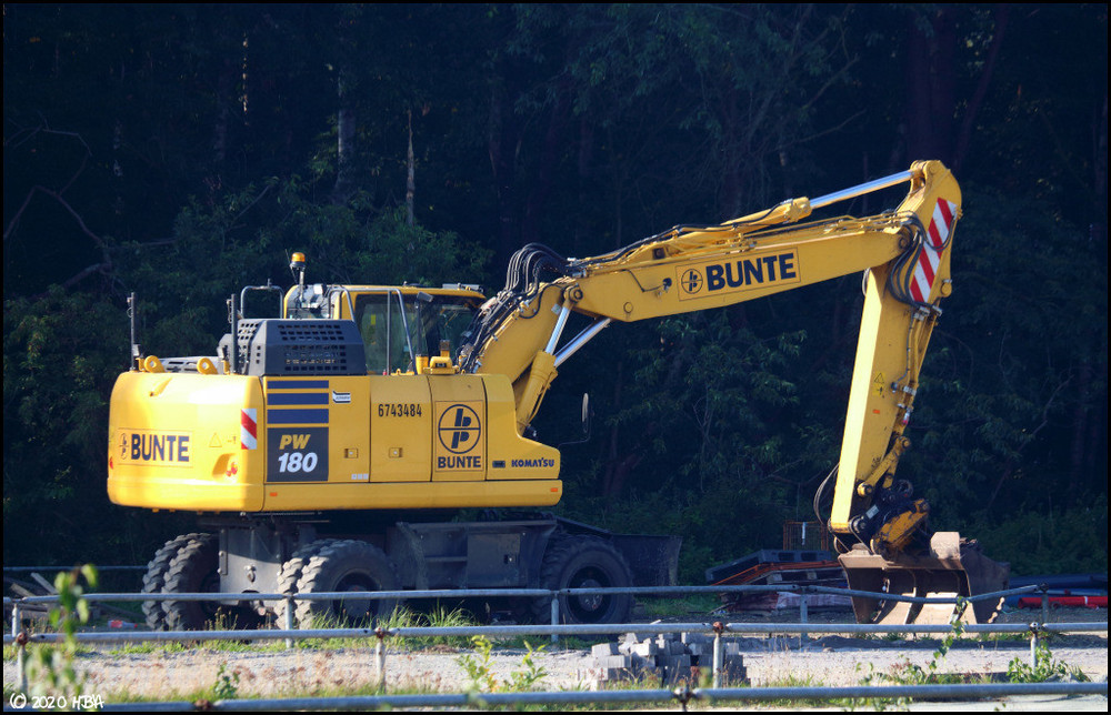 Bunte_Komatsu_PW180.thumb.jpg.706751ff46895f51876ee9abc509f6fc.jpg