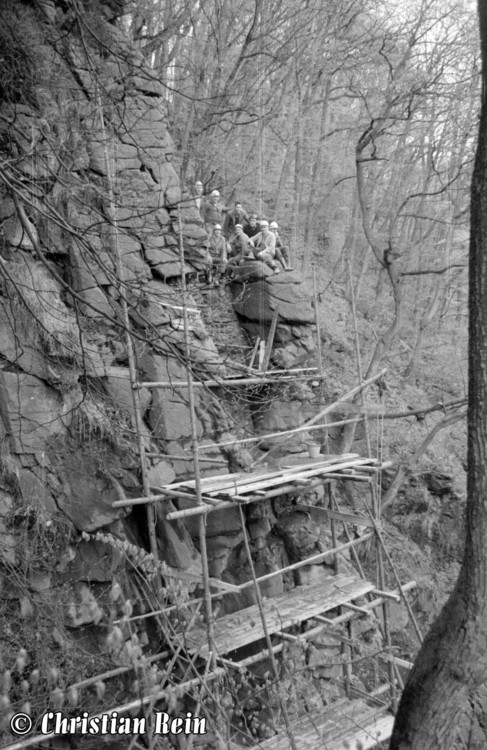h-sw-037-09-Film1-Grubenwehr auf Gerüst am Wasserfall Mai 1965-11.jpg
