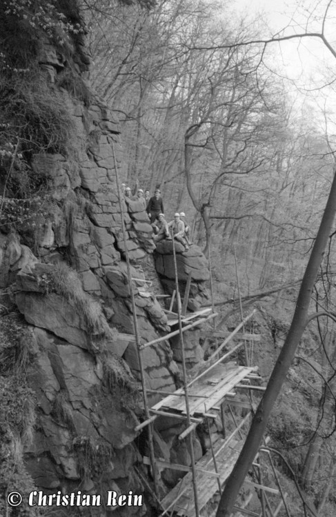 h-sw-037-09-Film1-Grubenwehr auf Gerüst am Wasserfall Mai 1965-15.jpg