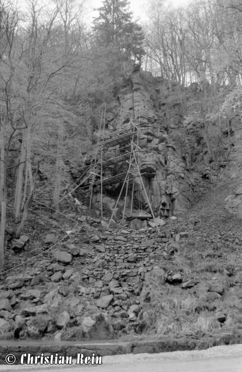 h-sw-037-09-Film1-Grubenwehr auf Gerüst am Wasserfall Mai 1965-05.jpg