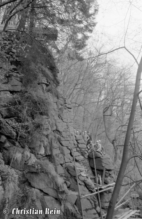 h-sw-037-09-Film1-Grubenwehr auf Gerüst am Wasserfall Mai 1965-17.jpg