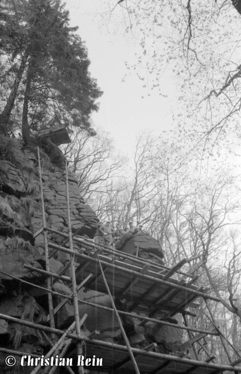 h-sw-037-09-Film1-Grubenwehr auf Gerüst am Wasserfall Mai 1965-21.jpg