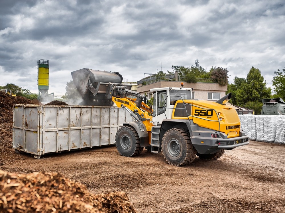 liebherr-wheel-loader-l550-xpower-loading-material-300dpi (1920).jpg