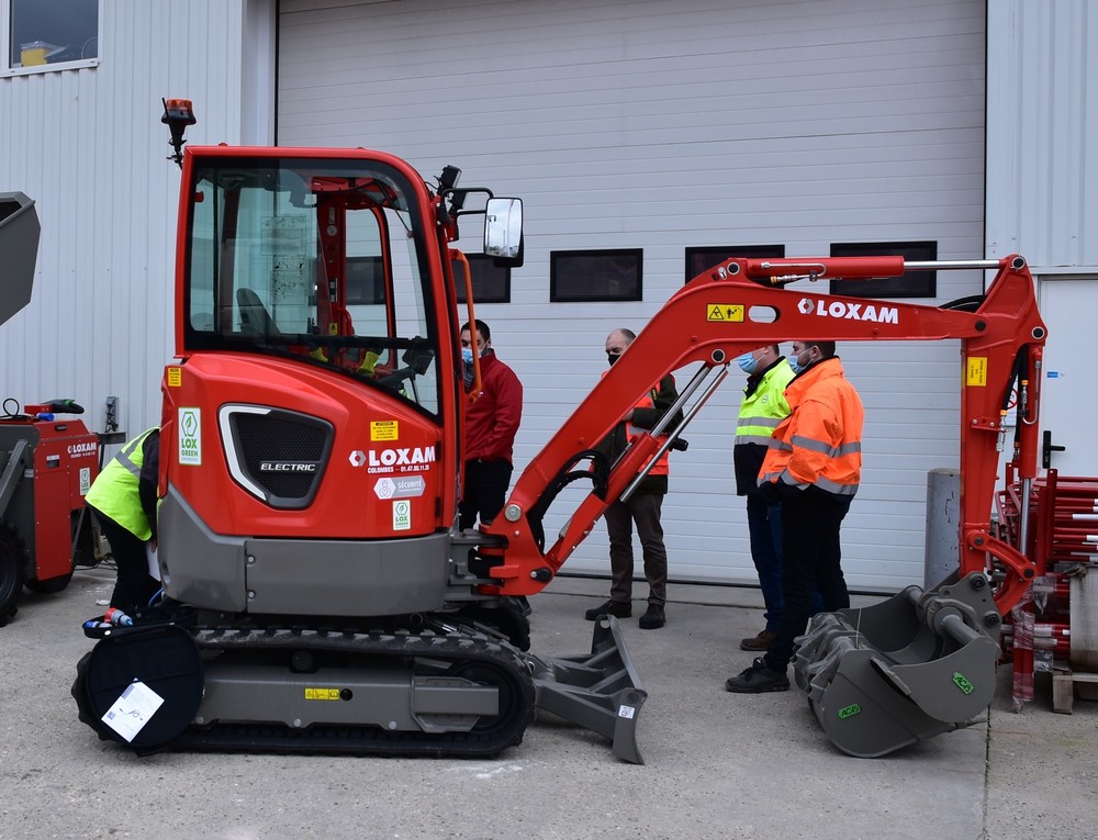 Volvo CE trains technicians in transition to electric machines - 03.JPG