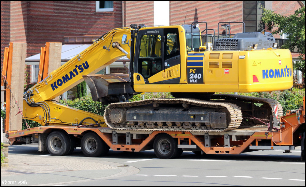 Komatsu_PC240NLC-11_TL.thumb.jpg.0336df6205a2ff13f32a9a45d612b157.jpg