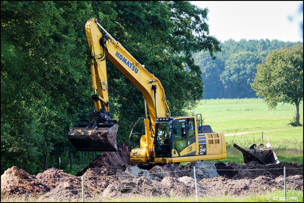 Komatsu_PC240NLC-11_Lehe.thumb.jpg.5f9c3de4de6a93b606ad1c6b3f9e38ac.jpg