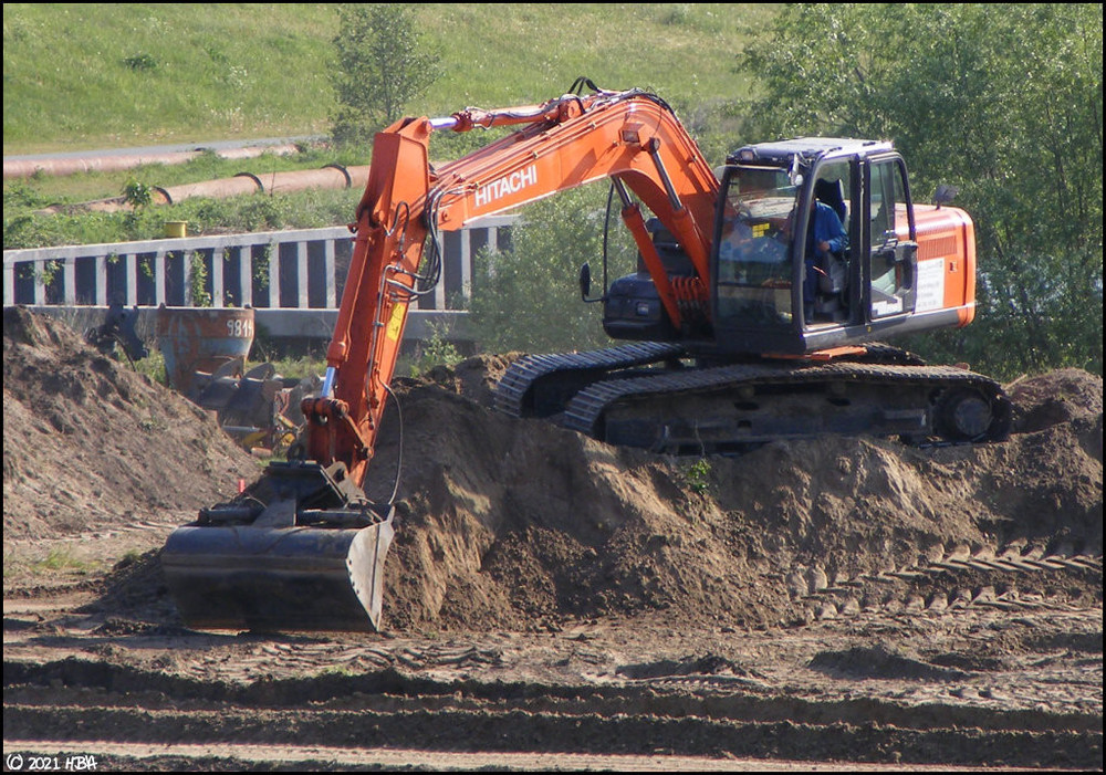 2011-Hitachi_Zaxis_180LC-3_1.thumb.jpg.a61ce2b85bdd8c01275ff9085dcdf50d.jpg