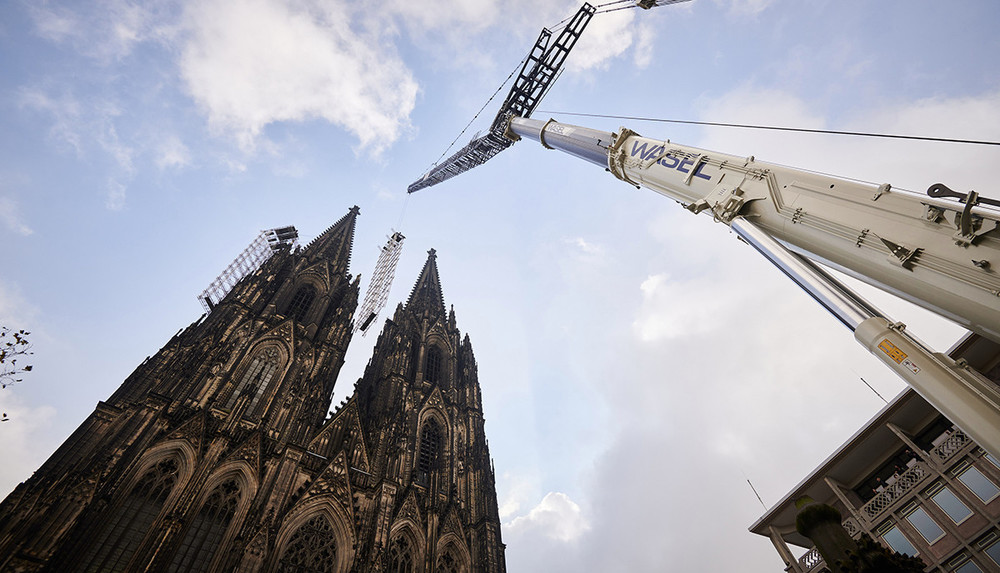 Pressefoto_Liebherr-Grosskran_hebt_Geruest_vom_Dom.jpg