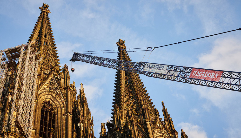 kraneinsatz_am_koelner_dom.jpg