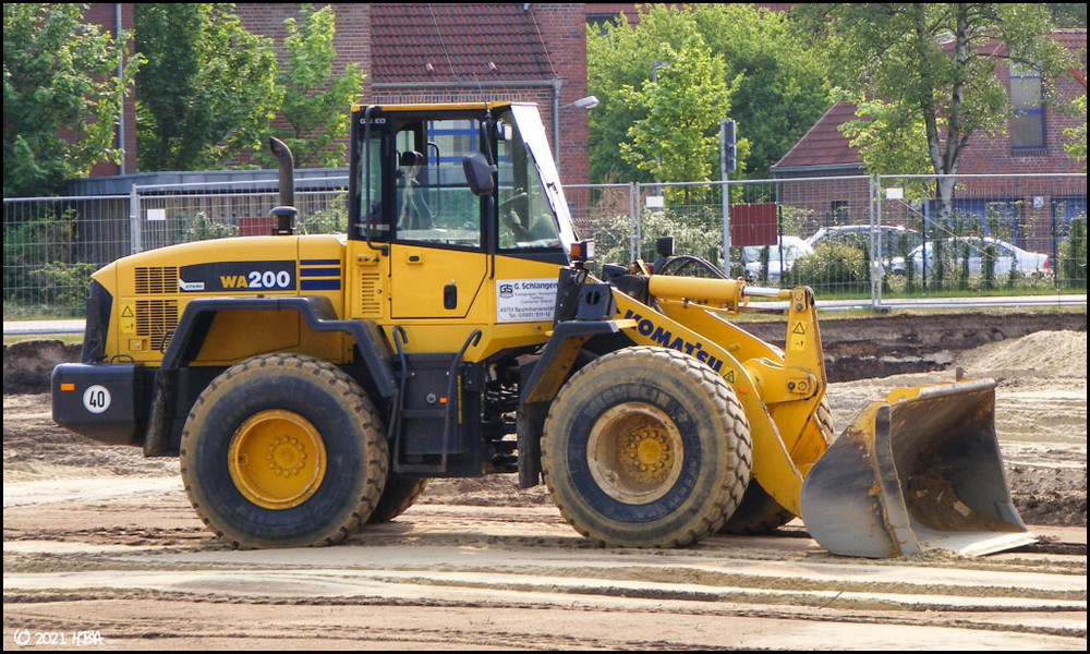 2011-Komatsu_WA200_Schlangen.thumb.jpg.da57e3d4db867261ba5067b7d0444fb8.jpg