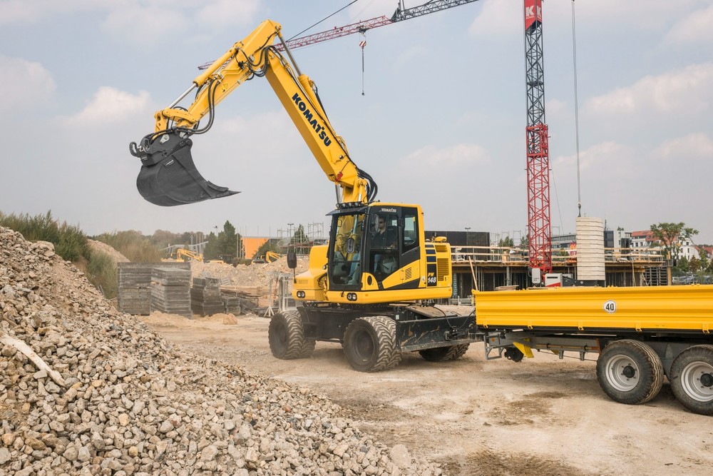 Komatsu_PW148-11_Action_0012.jpg