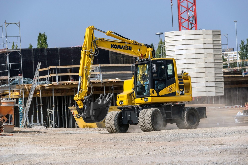 Komatsu_PW148-11_Action_0767.jpg