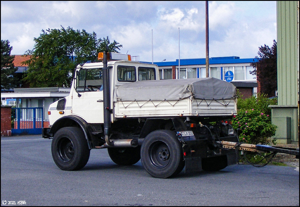 2011_Mercedes_Unimog_W2.thumb.jpg.3ab75a3648f62e71d42269ce7b080231.jpg