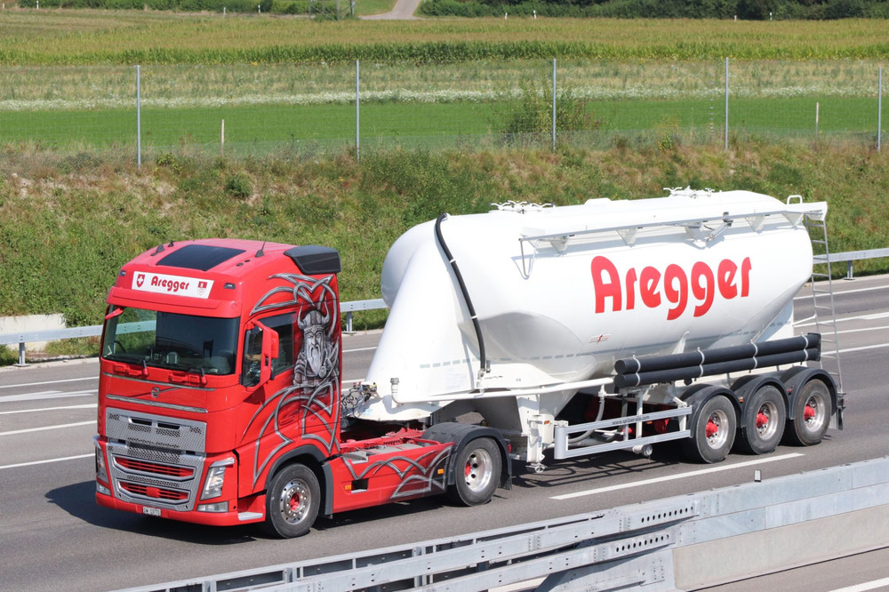 Volvo FH4 Szm 4x2 Silo Kurt Aregger Transporte Kägiswil.JPG