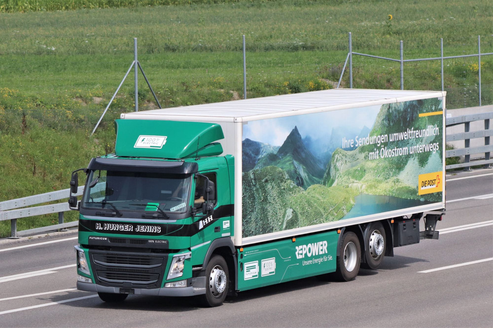 Volvo Futuricum FM Logistics 26E 6x2 Koffer Hunger Transporte AG Jenins.JPG