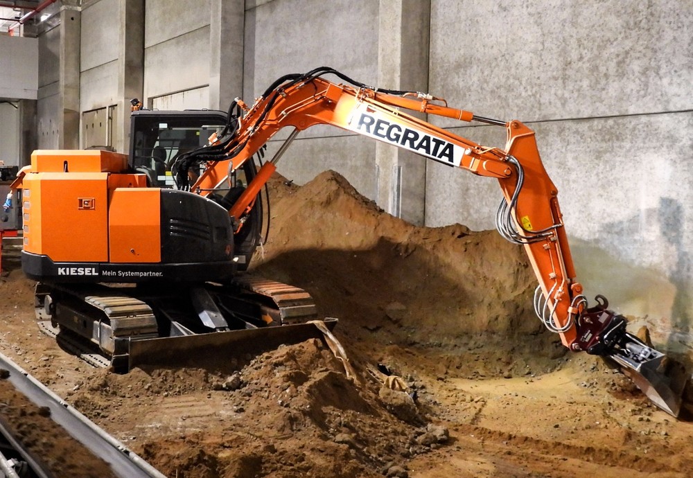 K2206_Hitachi_ZE85_.jpg