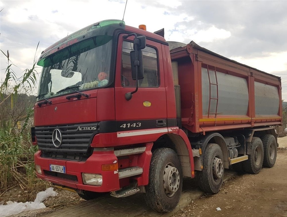 Mercedes-benz-actros.thumb.jpeg.7654f79baaab6d1cceed240273f1a51c.jpeg