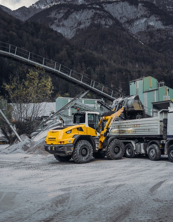 liebherr-new-mid-sized-wheel-loader-l526-quarry-300dpi.jpg